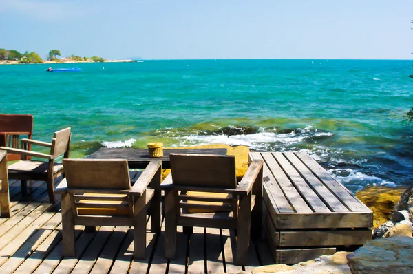 Silla de playa en la costa soleada — Foto de Stock