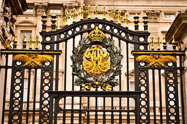 Gate på buckingham palace — Stockfoto