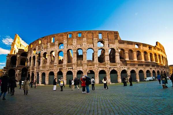 Touristes marchant près de l'arc de Constantin à Rome — Photo