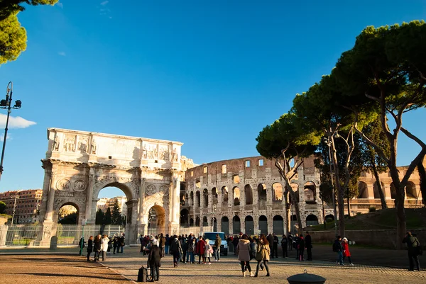 Туристи, ходьба поблизу Костянтина дуги в Римі — стокове фото