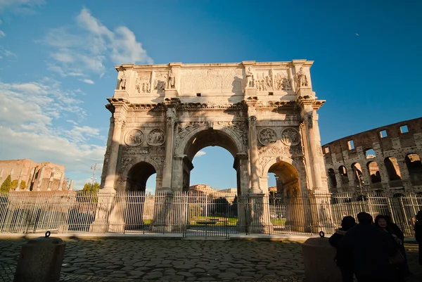 Tourists walking near Constantine's arc in Rome — Stock Photo, Image