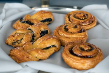 Taze kokulu ekmek masanın üzerine