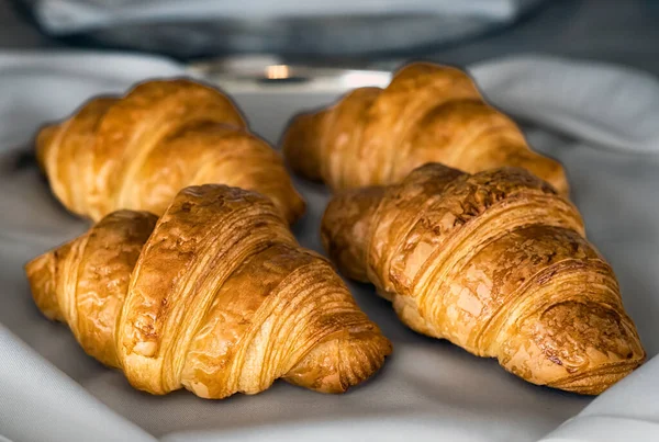 Taze kokulu ekmek masanın üzerine