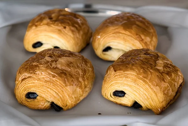 Frisches Duftendes Brot Auf Dem Tisch — Stockfoto