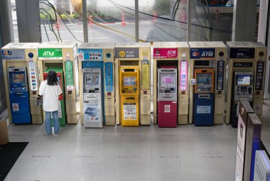 Bangkok, Tayland - MAR 5, 2022: Alışveriş merkezinde renkli otomatik veznedar makinesi (ATM).