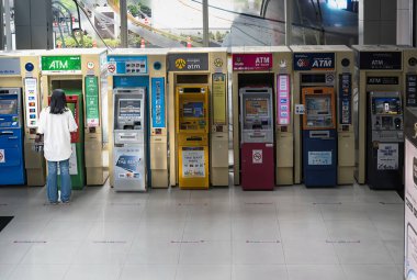 Bangkok, Tayland - MAR 5, 2022: Alışveriş merkezinde renkli otomatik veznedar makinesi (ATM).