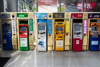 Bangkok, Tayland - MAR 5, 2022: Alışveriş merkezinde renkli otomatik veznedar makinesi (ATM).