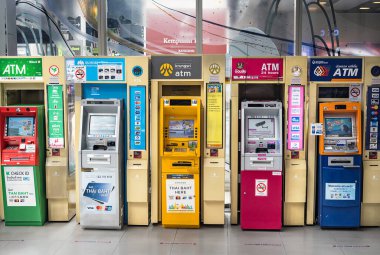 Bangkok, Tayland - MAR 5, 2022: Alışveriş merkezinde renkli otomatik veznedar makinesi (ATM).