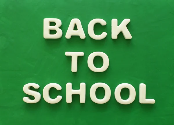 Powrót do szkoły na zielonym. — Zdjęcie stockowe