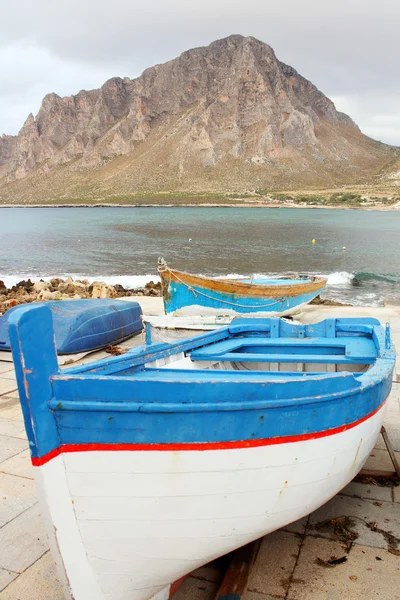 Tekne tipi gemi ve mount cofano trapani