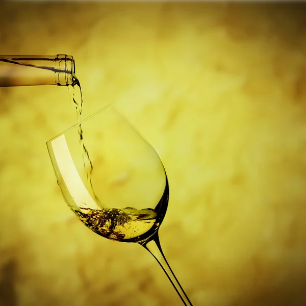 Versare il concetto di vino bianco di riempimento — Foto Stock