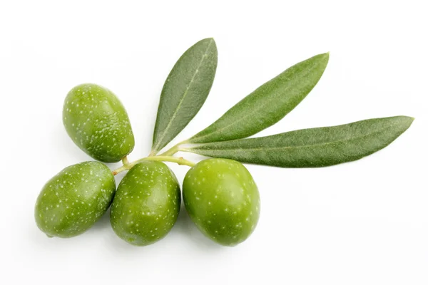 Üç yeşil zeytin ve yaprakları