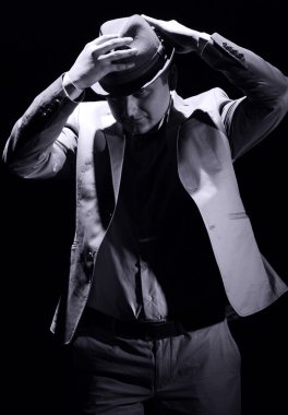 Şık takım elbiseli adam