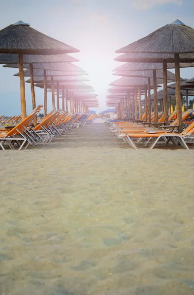 La puesta de sol en la costa cerca de la hermosa playa vacía —  Fotos de Stock