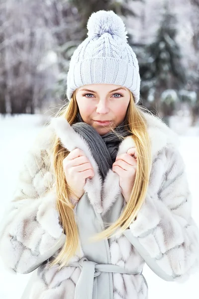 A menina jovem, bela, fotografa-se no inverno frio no parque — Fotografia de Stock