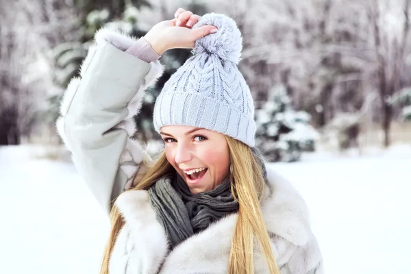 Das junge, schöne Mädchen, wird im kalten Winter im Park fotografiert — Stockfoto