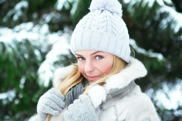 A menina jovem, bela, fotografa-se no inverno frio no parque — Fotografia de Stock
