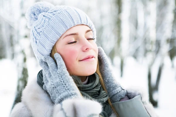Nuori, kaunis tyttö, on kuvattu kylmässä talvella puistossa — kuvapankkivalokuva