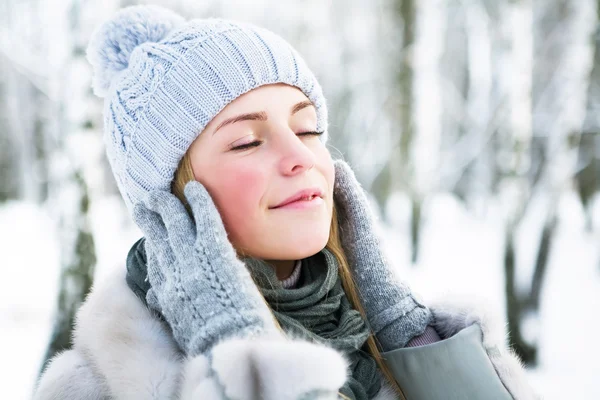 La joven, hermosa niña, es fotografiada en el frío invierno en el parque —  Fotos de Stock