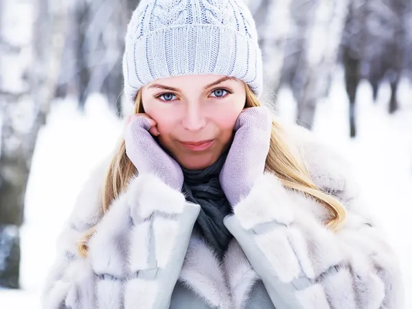 La jeune, belle fille, est photographiée dans le froid de l'hiver dans le parc — Photo