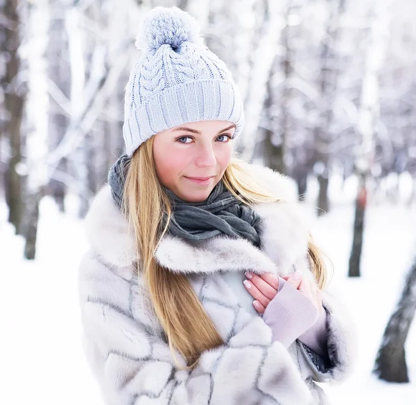 La joven, hermosa niña, es fotografiada en el frío invierno en el parque —  Fotos de Stock