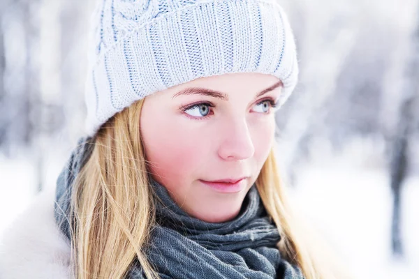 Het jonge, mooie meisje, is gefotografeerd in de koude winter in park — Stockfoto