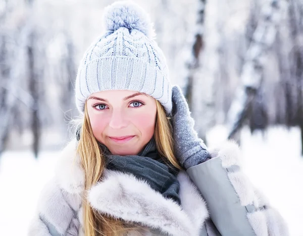 Das junge, schöne Mädchen, wird im kalten Winter im Park fotografiert — Stockfoto