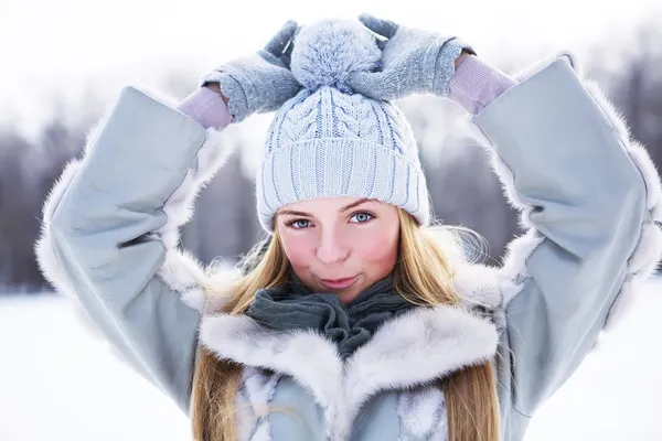 A menina jovem, bela, fotografa-se no inverno frio no parque — Fotografia de Stock