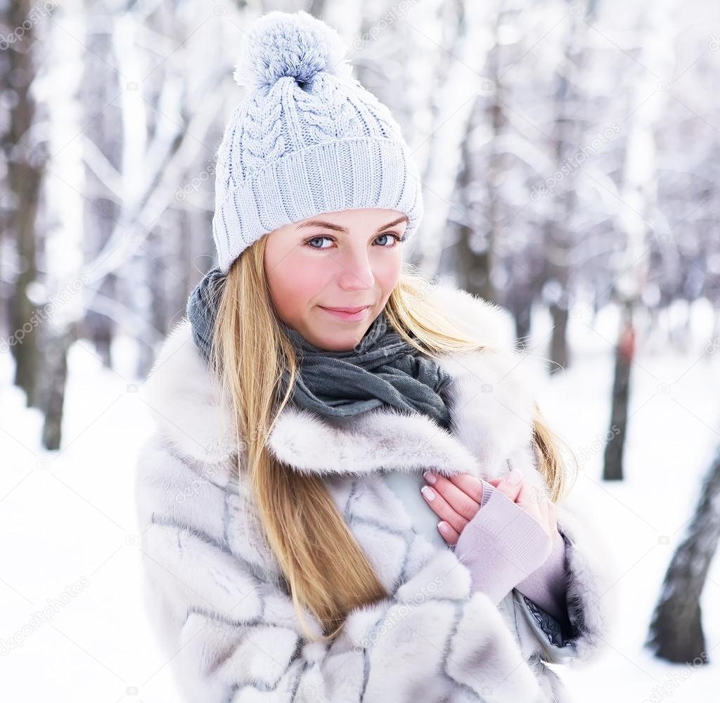 The young, beautiful girl, is photographed in the cold winter in park ...