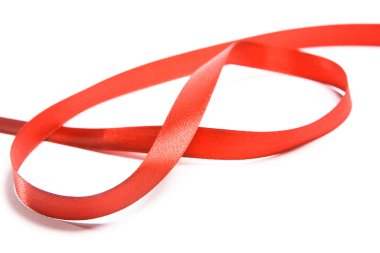 Beyaz arkaplanda parlak kırmızı saten kurdele