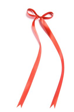 Parlak kırmızı saten kurdele ve beyaz arkaplanda fiyonk