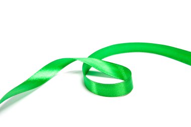 parlak yeşil saten kurdele beyaz zemin üzerine