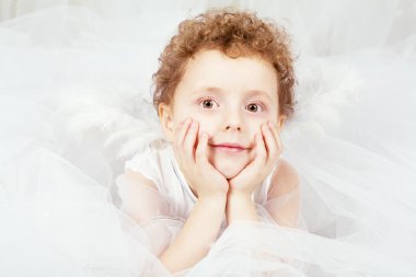 güzel bir çocuk melek görüntüdeki