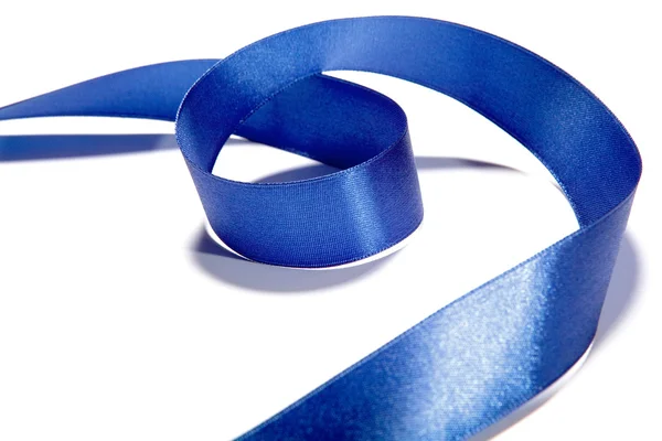 Blått tyg ribbon och böja på vit bakgrund — Stockfoto