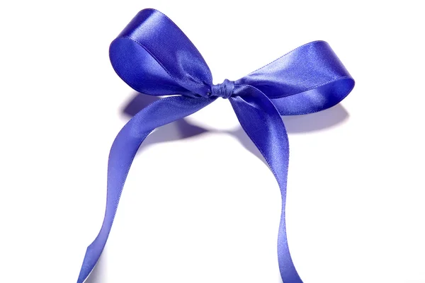 Ruban de tissu bleu et noeud sur fond blanc — Photo
