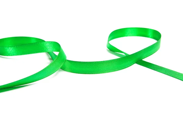 Glänzend grünes Satinband auf weißem Hintergrund — Stockfoto