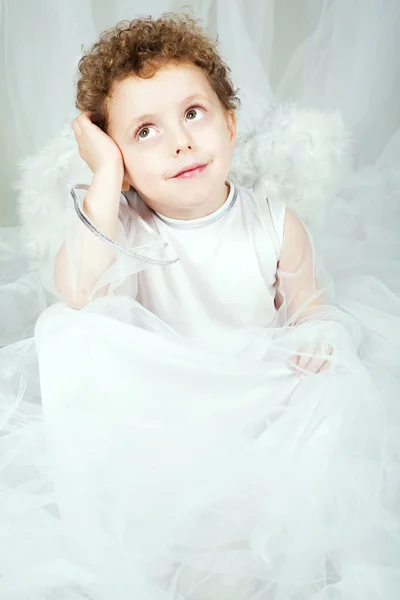 El niño hermoso en una imagen de un ángel —  Fotos de Stock