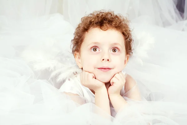 Den vackra lilla pojken i en bild av en ängel — Stockfoto