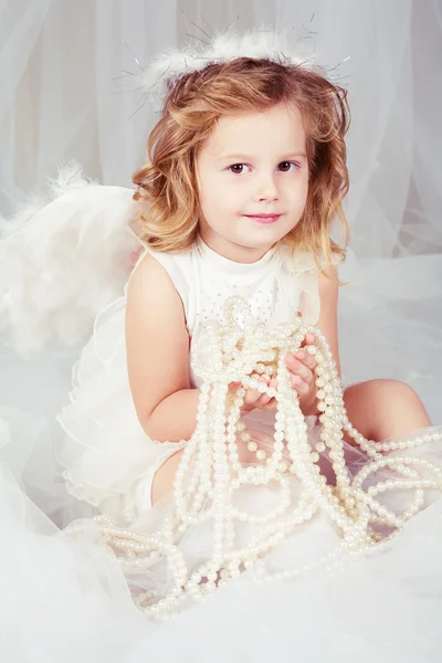 Το όμορφο κοριτσάκι σε μια εικόνα ενός αγγέλου Royalty Free Εικόνες Αρχείου