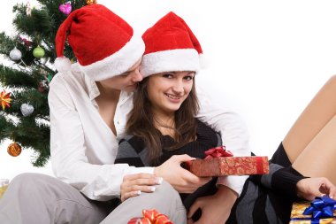 mutlu genç çift, bir yılbaşı durumda