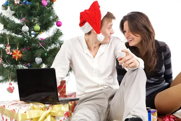 Gelukkige jonge paar, in een new year's situatie — Stockfoto