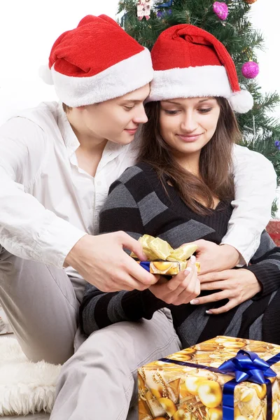 Glückliches junges Paar im neuen Jahr — Stockfoto