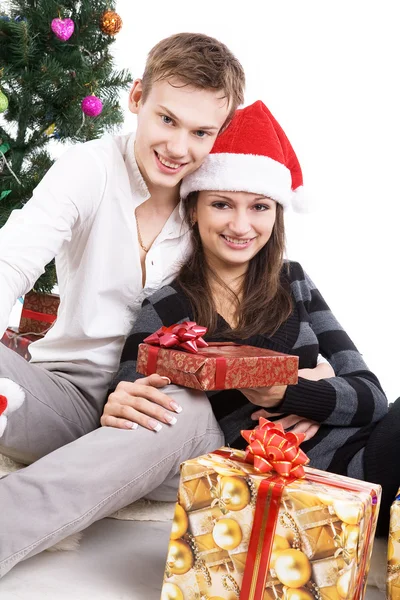Šťastný mladý pár v novoroční situace — Stock fotografie