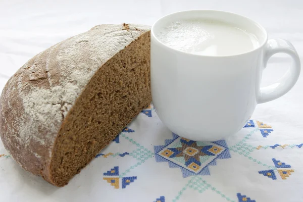 Bread and Milk — Stock Photo, Image