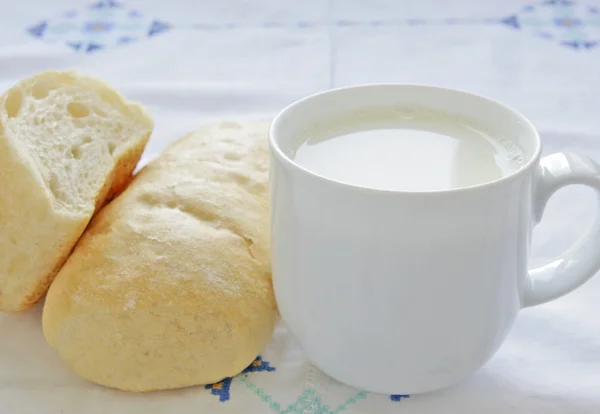 Bröd och mjölk — Stockfoto