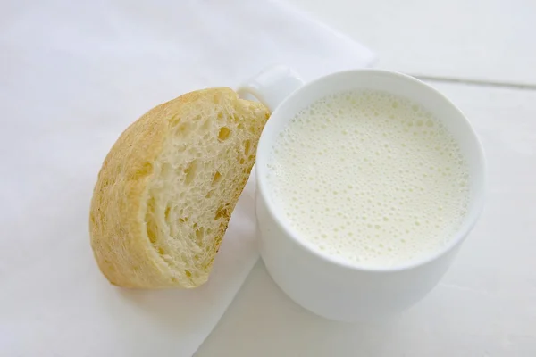 Brood en melk — Stockfoto