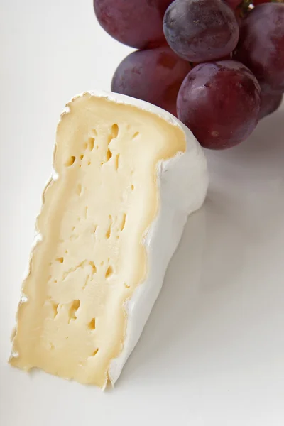 Peynir. Camembert ve üzüm — Stok fotoğraf