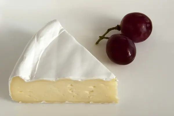 Peynir. Camembert ve üzüm — Stok fotoğraf
