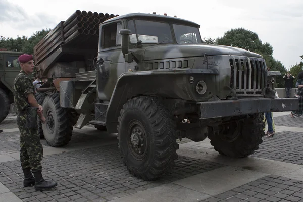 ウクライナの国家警備隊の軍人によって押収されたテロリストの武器と弾薬. — ストック写真