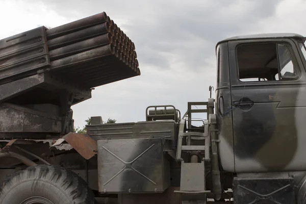 Waffen und Munition von Terroristen von Soldaten der ukrainischen Nationalgarde beschlagnahmt. — Stockfoto